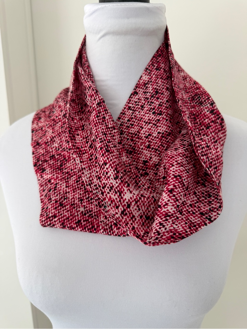 VINTAGE Hattie Carnegie 100% Silk Infinity Cowl Scarf Made Japan Abstract 70's